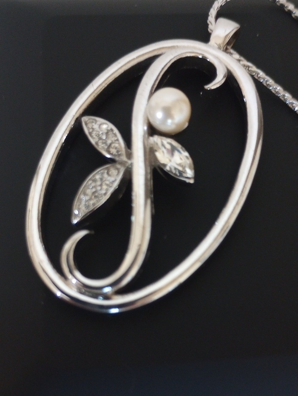Nina Ricci Faux Pearl & Crystal Necklace - Picture 4 of 8